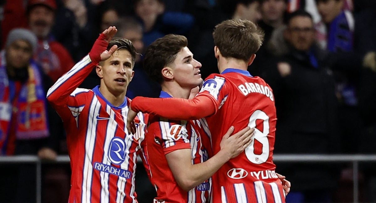 Giuliano y Julián celebran junto a Barrios.