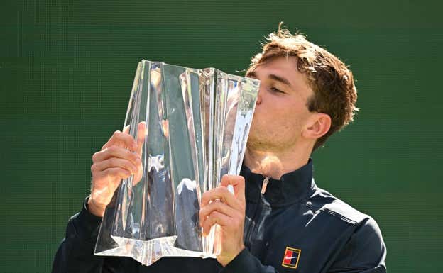 Draper, con la copa de campeón de Indian Wells.  Patrick T. Fallon / AFP