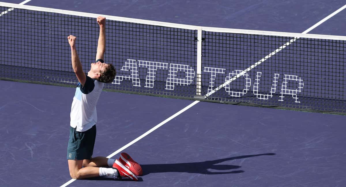 Jack Draper celebra su triunfo sobre Rune en Indian Wells. /Matthew Stockman/Getty Images