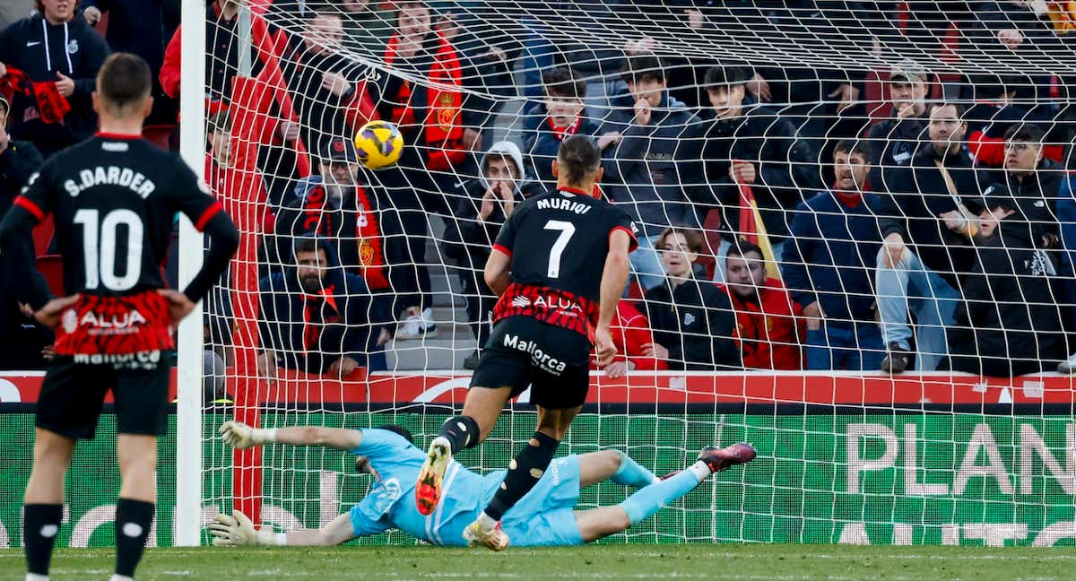 Muriqi marca el penalti ante Joan García.