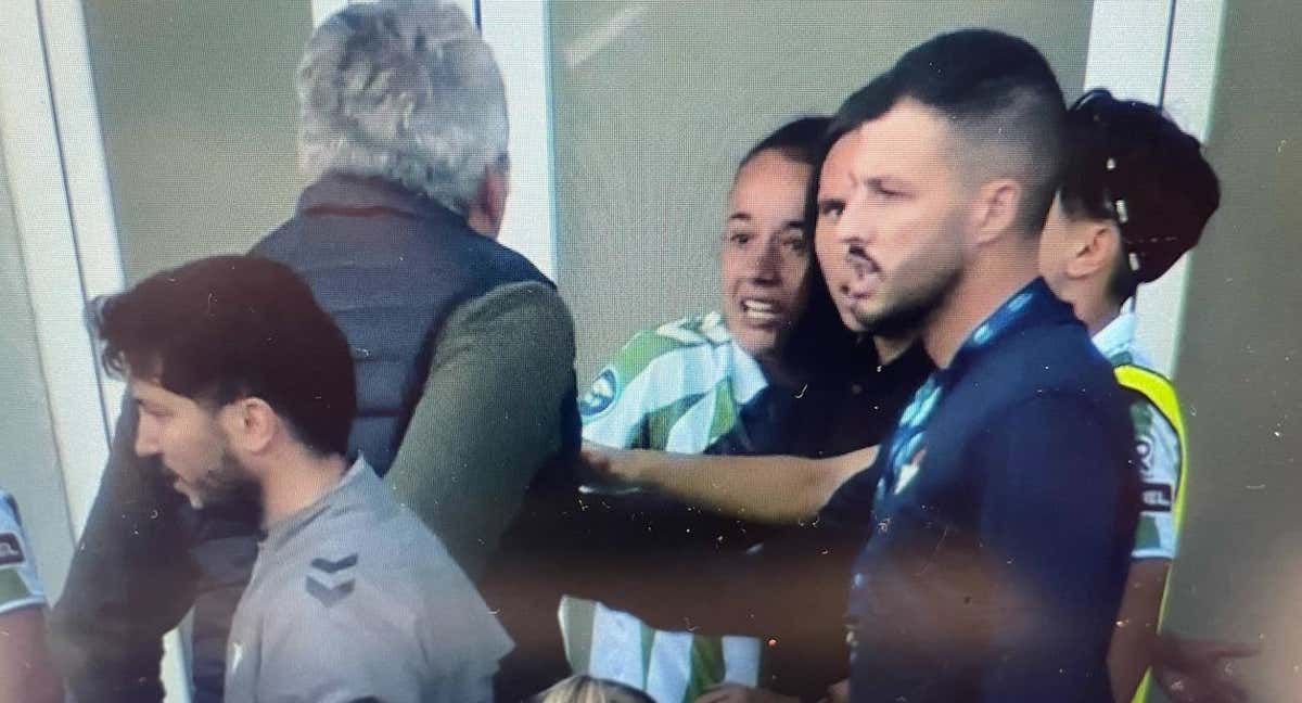 Joseba Aguirre y Rosa Márquez protagonizaron un tenso momento tras el partido del Betis ante el Valencia en Liga F. /DAZN