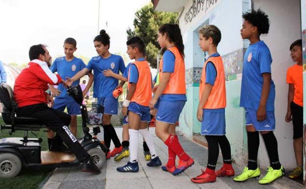El Langui con jugadores del club Inter Atlético Pan Bendito.  ABC