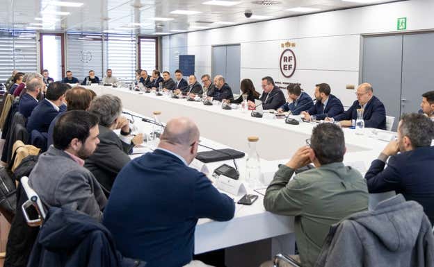 Louzán escuchó detenidamente las críticas de los clubes durante tres horas.  RFEF