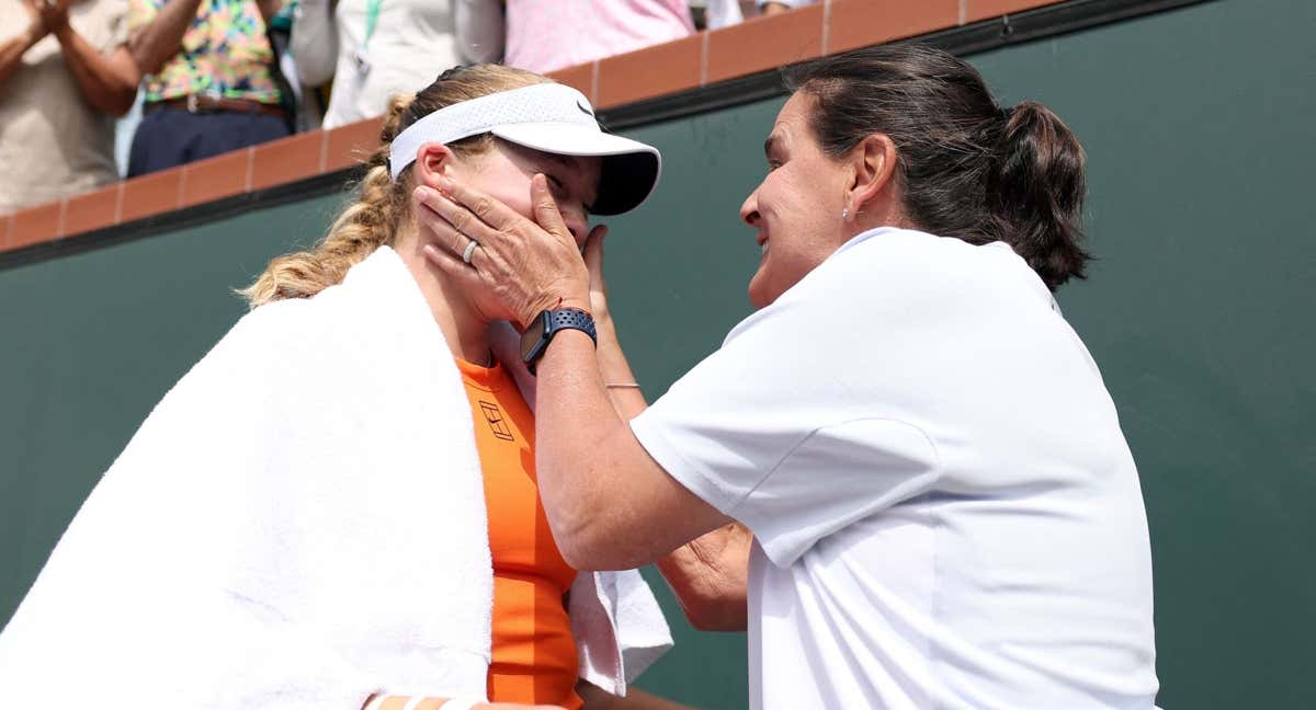 Mirra Andreeva y Conchita Martínez se saludan después del título de la rusa en Indian Wells. /Clive Brunskill/Getty Images/AFP