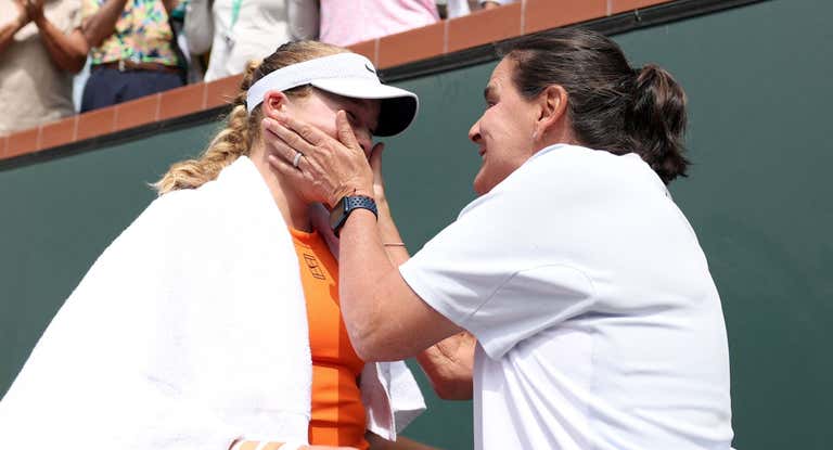 Mirra Andreeva y Conchita Martínez se saludan después del título de la rusa en Indian Wells.