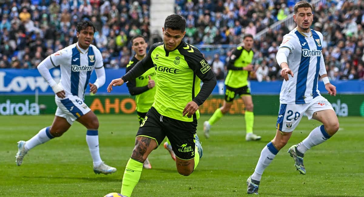 El Betis jugó en Leganés menos de 72 después de hacerlo en Guimarães en la Conference League. /EFE/Fernando Villar