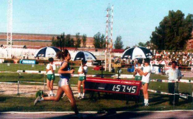 Maite Zúñiga cruza la meta parando el crono en 1:57.45. RFEA
