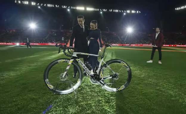 Jesús Navas y su mujer, junto a la Colnago que le regaló en su despedida. @SevillaFC