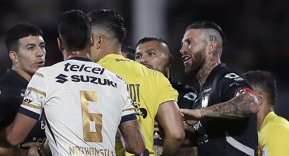 Sergio Ramos protesta al árbitro durante el partido ante Pumas./Efe