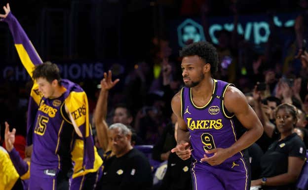 Bronny James anota un triple.  AFP