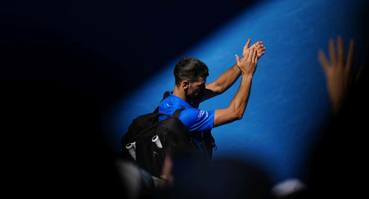 Novak Djokovic saluda al público de Melbourne tras retirarse del último Open de Australia. /Fred Lee/Getty Images