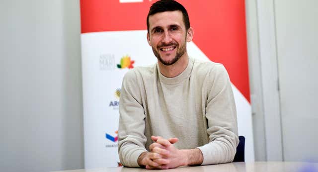 Oier Sanjurjo pasa de jugar en Primera a ser el nuevo presidente de Ikastolas en Navarra para difundir el euskera entre los jóvenes