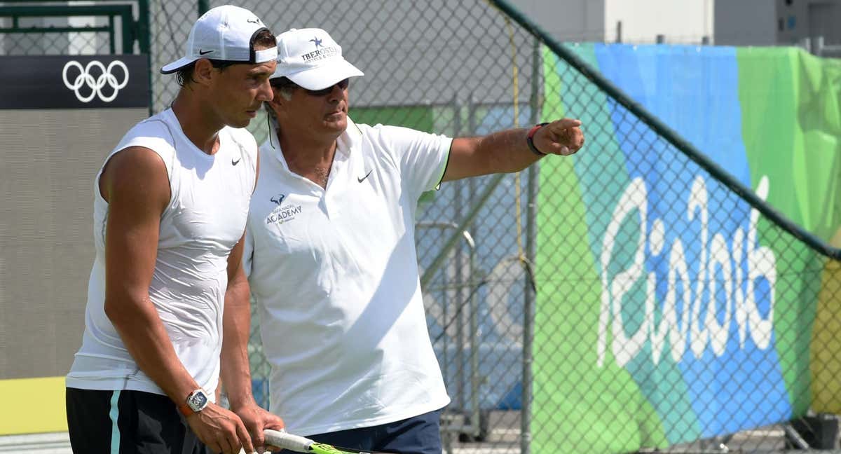 Rafael Nadal y su tío Toni, durante un entrenamiento en los Juegos Olímpicos de Río 2016. /AFP PHOTO / ROBERTO SCHMIDT