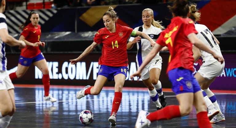 Anita Luján, perseguida por una jugadora finlandesa.
