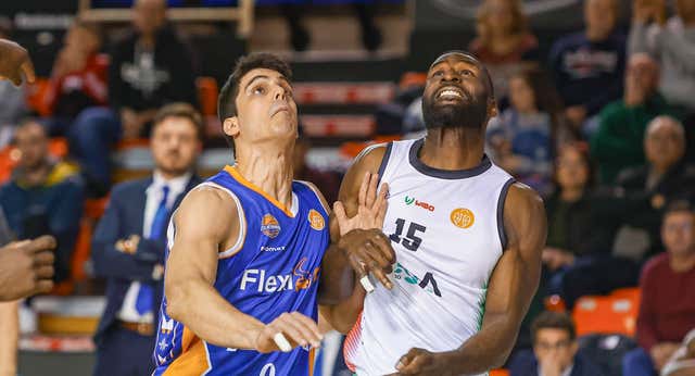 El Fuenlabrada no pierde la cabeza y evita una palabra gafe mientras su presidente avisa de su nuevo rival: las academias