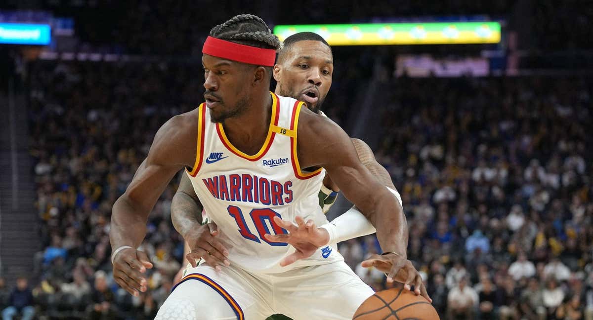 Jimmy Butler defendido por Damian Lillard.