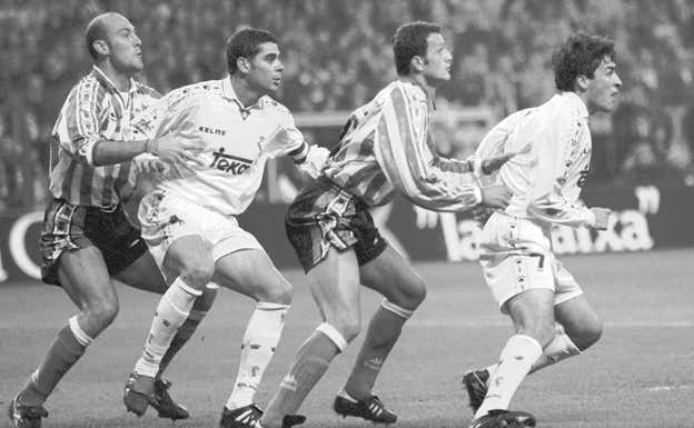 Vidakovic, entre Fernando Hierro y Raúl. ABC