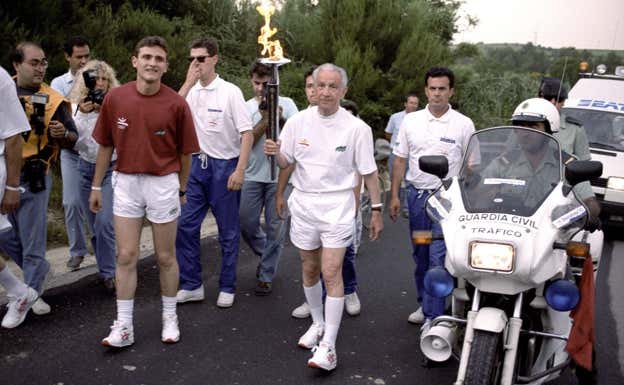 Samaranch lleva la antorcha por los alrededores de Barcelona en 1992.