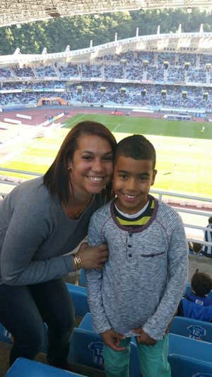 Alejandro, junto a su ama Leslie, en Anoeta.  Relevo