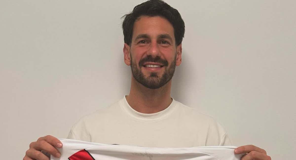 Batalla posa tras su fichaje por el Rayo.
