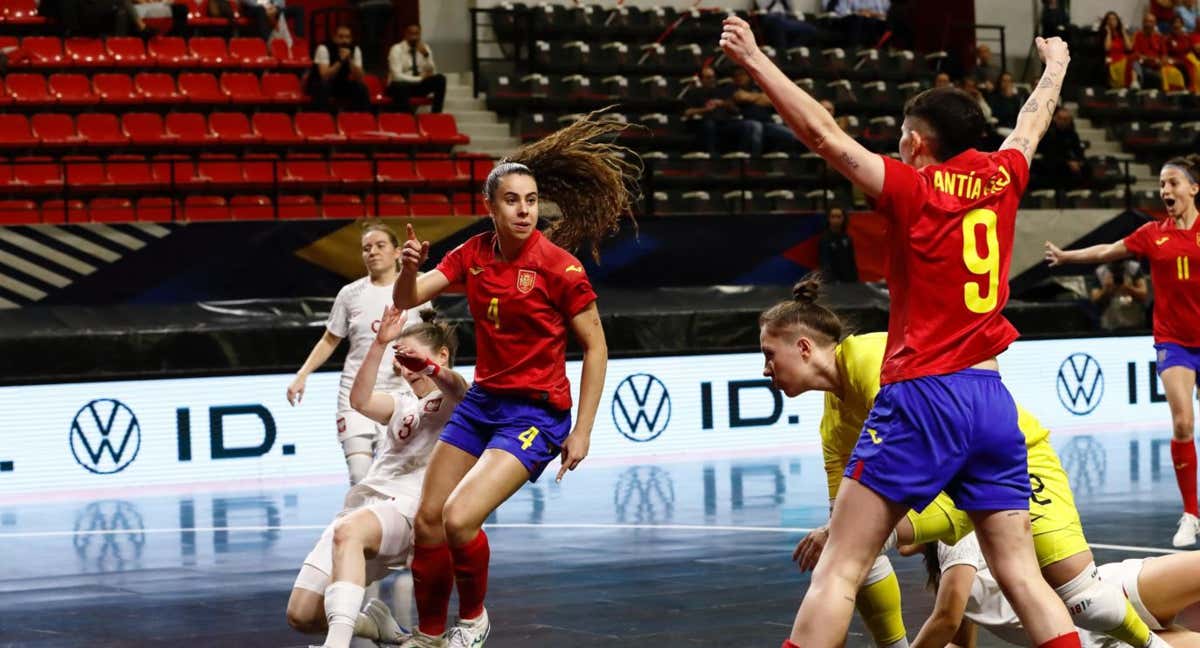 Laura Córdoba celebra un gol de España ante Polonia con Antia Pérez. /RFEF