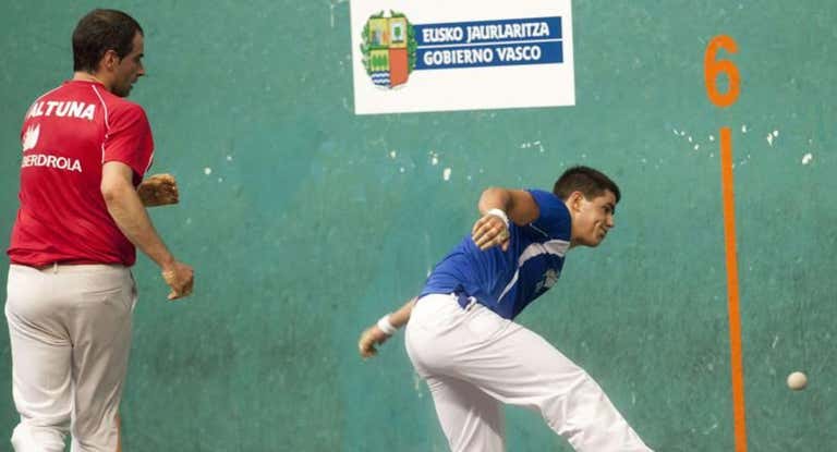 Dos pelotaris, en un campeonato aficionado en Tolosa.