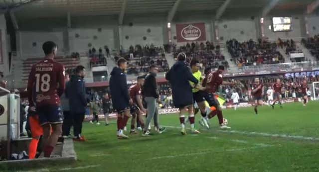 Escándalo por el ascenso a Primera RFEF: Yelko Pino invade el campo para cortar un contraataque y el Numancia pide alineación indebida del Pontevedra