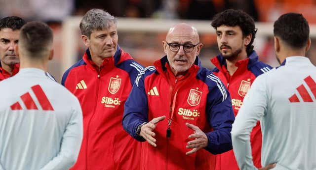 De la Fuente hace terapia con sus ‘nuevos’ centrales en un Mestalla que canta contra Lim hasta en un entrenamiento de la Selección