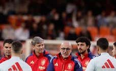 De la Fuente hace terapia con sus 'nuevos' centrales en un Mestalla que canta contra Lim hasta en un entrenamiento de la Selección