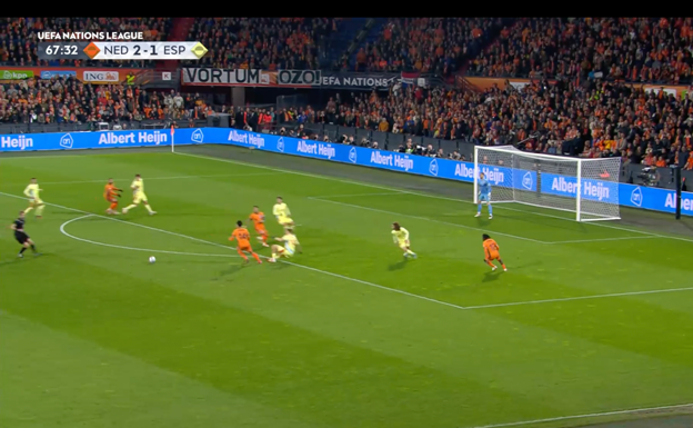 Huijsen dspeja el peligro aprovechándose de un mal control del rival y termina cayendo al suelo.  WYSCOUT