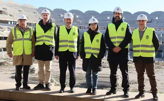 La comitiva reunida en Valencia para hacerse cargo de la reconstrucción, visitando el Nou Mestalla.  RFEF