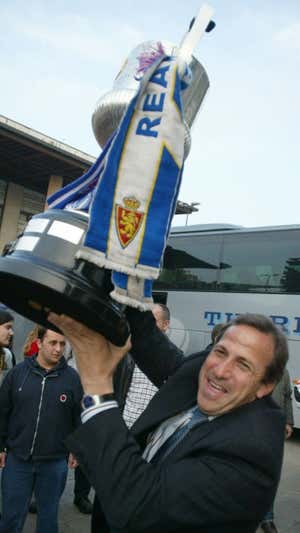 Víctor Muñoz con la Copa. ARCHIVO