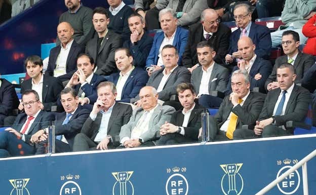 El presidente de la LNFS, Javier Lozano, en la primera fila del palco del Palacio de los Deportes de Murcia.  RELEVO