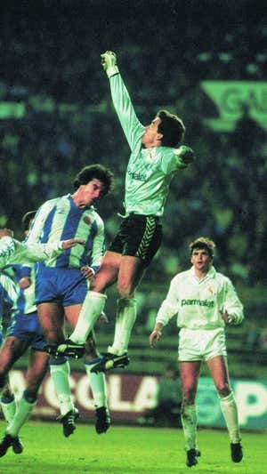 Buyo vuela para despejar un balón cuando era portero del Real Madrid.