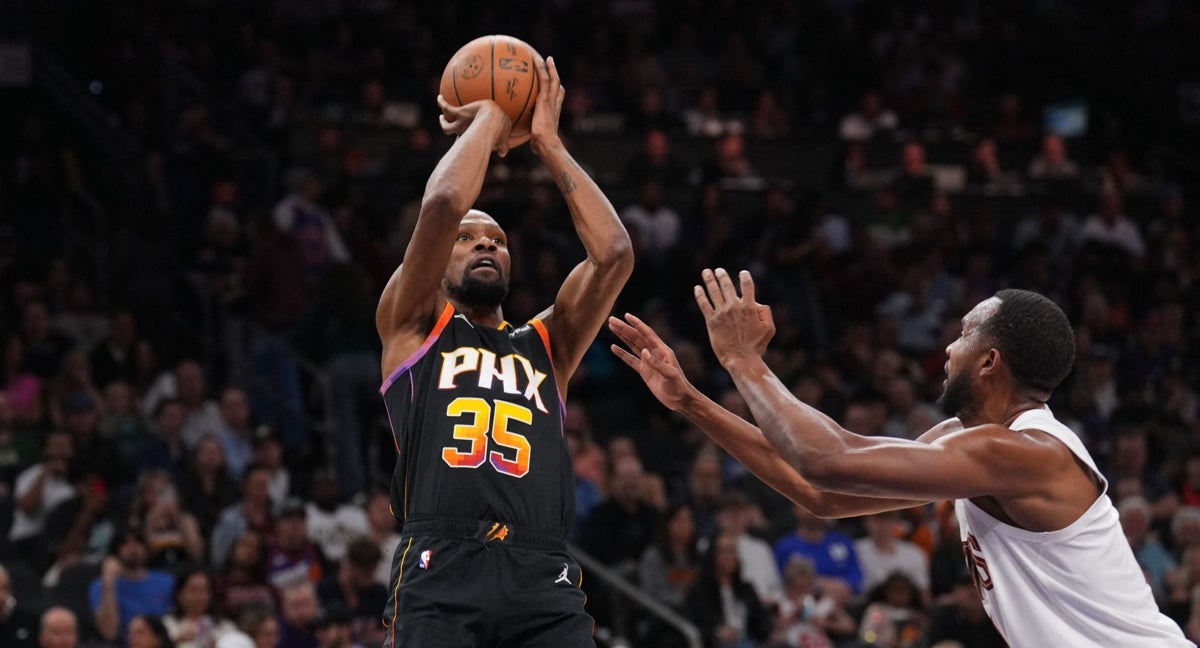 Kevin Durant lanza ante Evan Mobley.