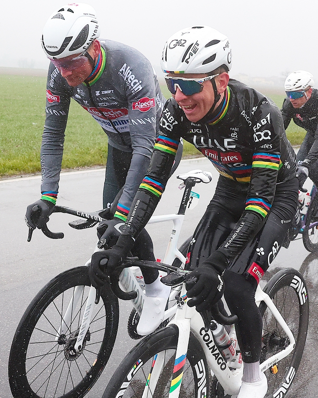 Pogacar y Van der Poel conversan con la carrera lanzada. SPRINT CYCLING