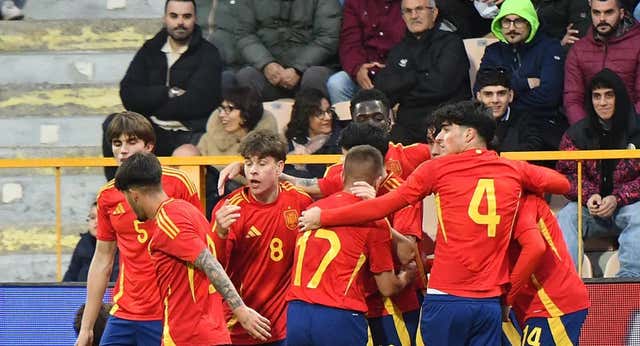 Un postrero gol de penalti de Antoñito permite a la España Sub-19 seguir dependiendo de sí misma