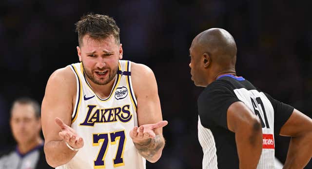 Los Lakers reciben una soberana paliza en el regreso de LeBron James y con un Doncic de dos caras