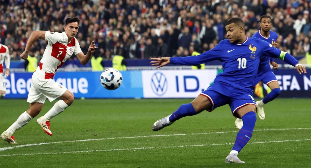 Mbappé remata un balón con Francia.