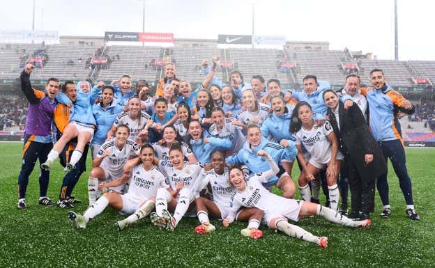 Las jugadoras del Real Madrid celebran su primera victoria ante el Barça en el partido disputado en Montjuic.  LIGA F