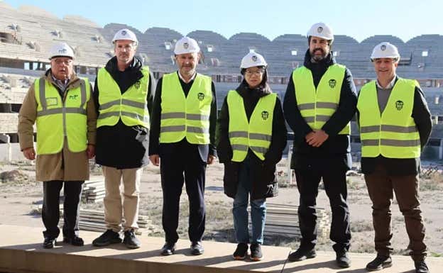 Gomar, a la derecha de la imagen. junto a Louzán visitando el Nuevo Mestalla.  RFEF