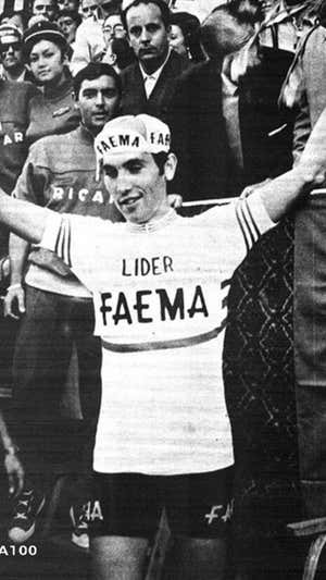 Eddy Merckx con el maillot de líder.  LA VOLTA