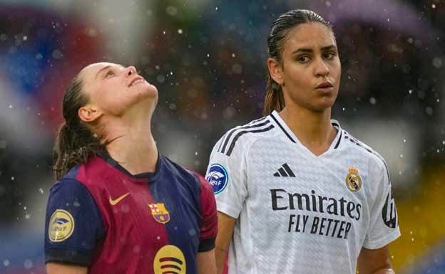 Ewa Pajor y Lakrar durante el partido.  EFE