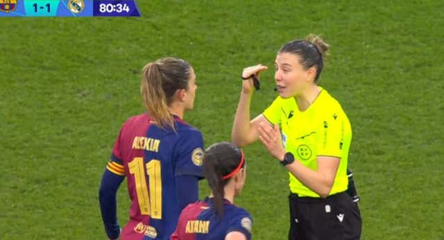 La jugada de la polémica que pudo cambiar el Clásico y acabó con Montjuic cantando: «¡Así, así, así gana el Madrid!»