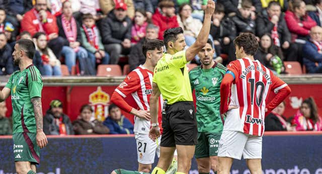 Locura arbitral en el Molinón: cinco revisiones del VAR, pañolada, lanzamiento de botellas y suspensión