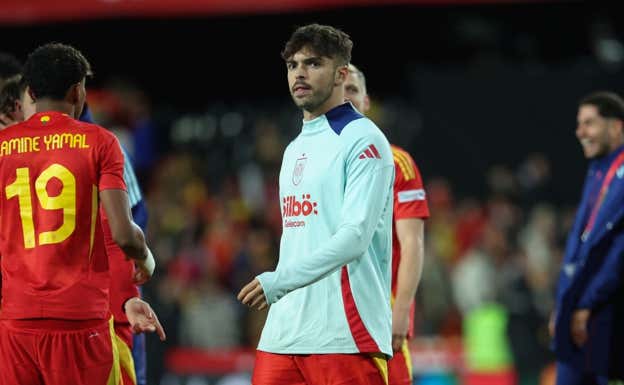 Raúl Asencio durante el partido ante Países Bajos. AFP