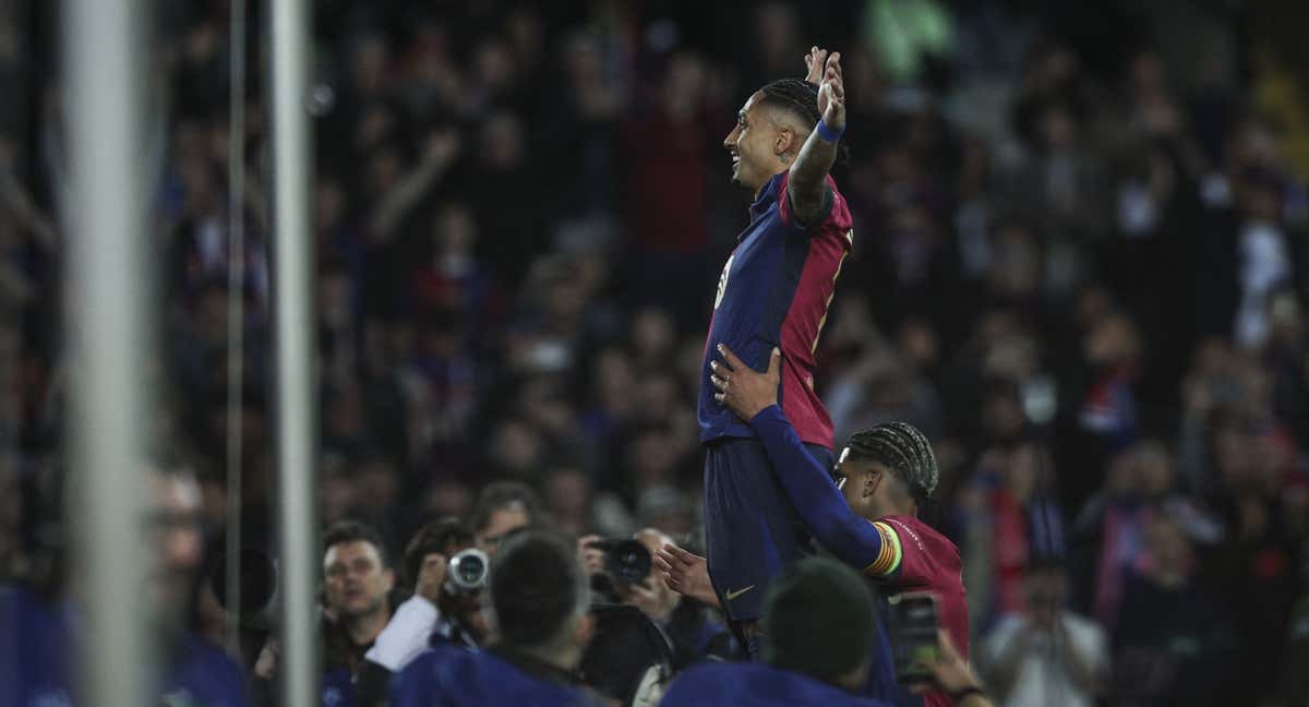 Raphinha celebra el gol contra el Benfica ante su afición.