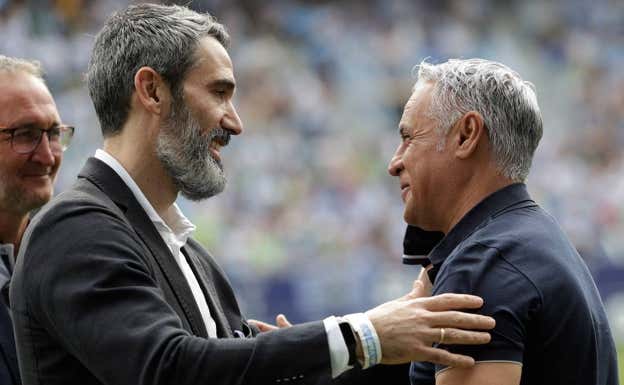 Fernando Sanz, a la izquierda, expresidente y exjugador del Málaga. EFE
