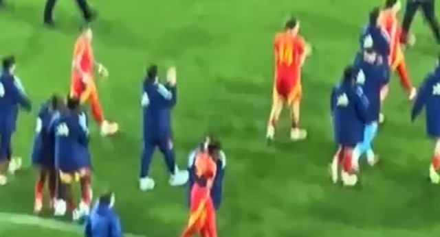 El apoyo de todo el equipo con Lamine tras fallar el penalti de la tanda.
