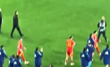 El apoyo de todo el equipo con Lamine tras fallar el penalti de la tanda.